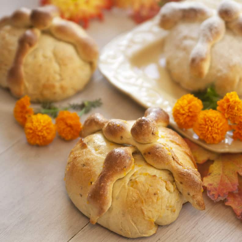 https://muybuenoblog.com/wp-content/uploads/2011/10/pan-de-muerto-bread-of-the-dead-1.jpg
