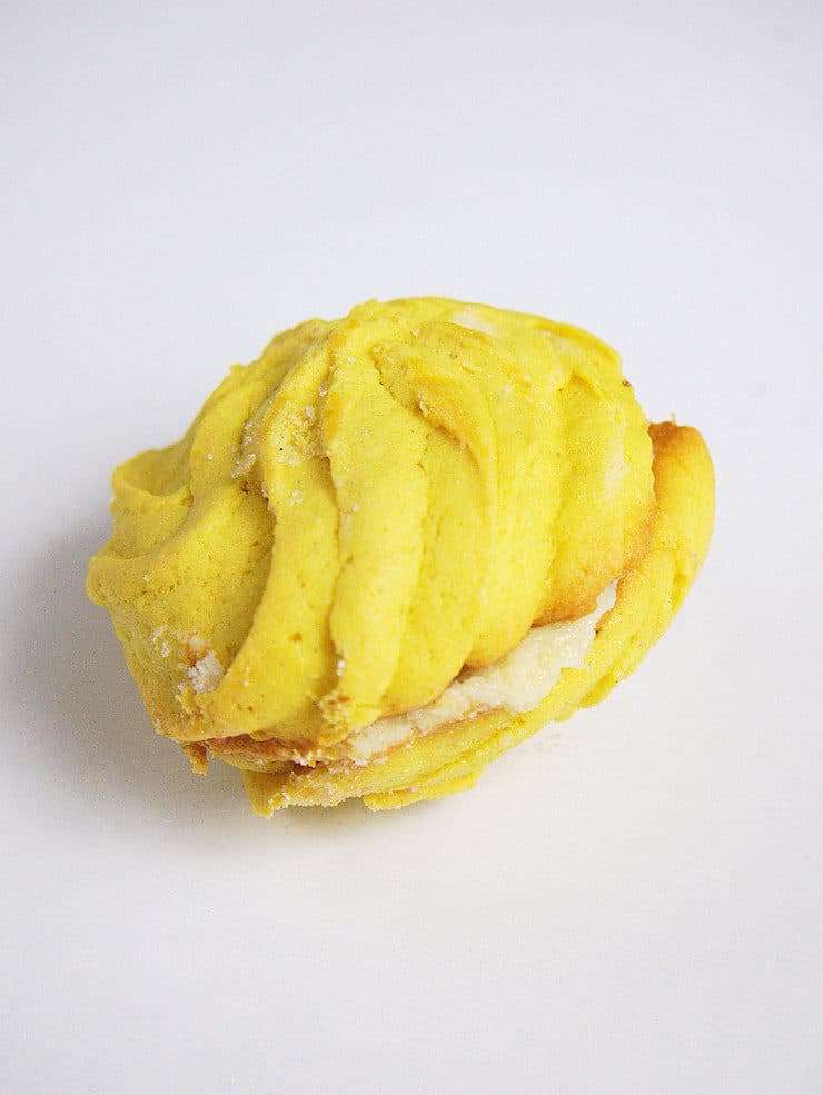 yellow Almejas y Cacahuates pan dulce sweet bread