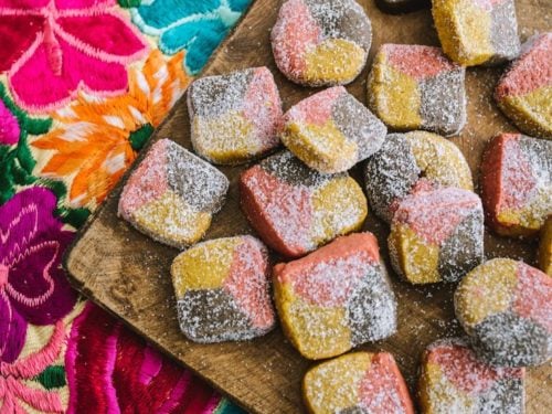 https://muybuenoblog.com/wp-content/uploads/2019/12/Polvorones-Tri-Color-Mexican-Cookies-500x375.jpg