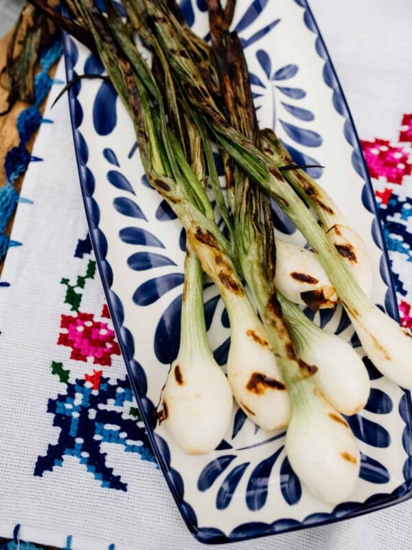 cebollitas asadas on a rectangular plate