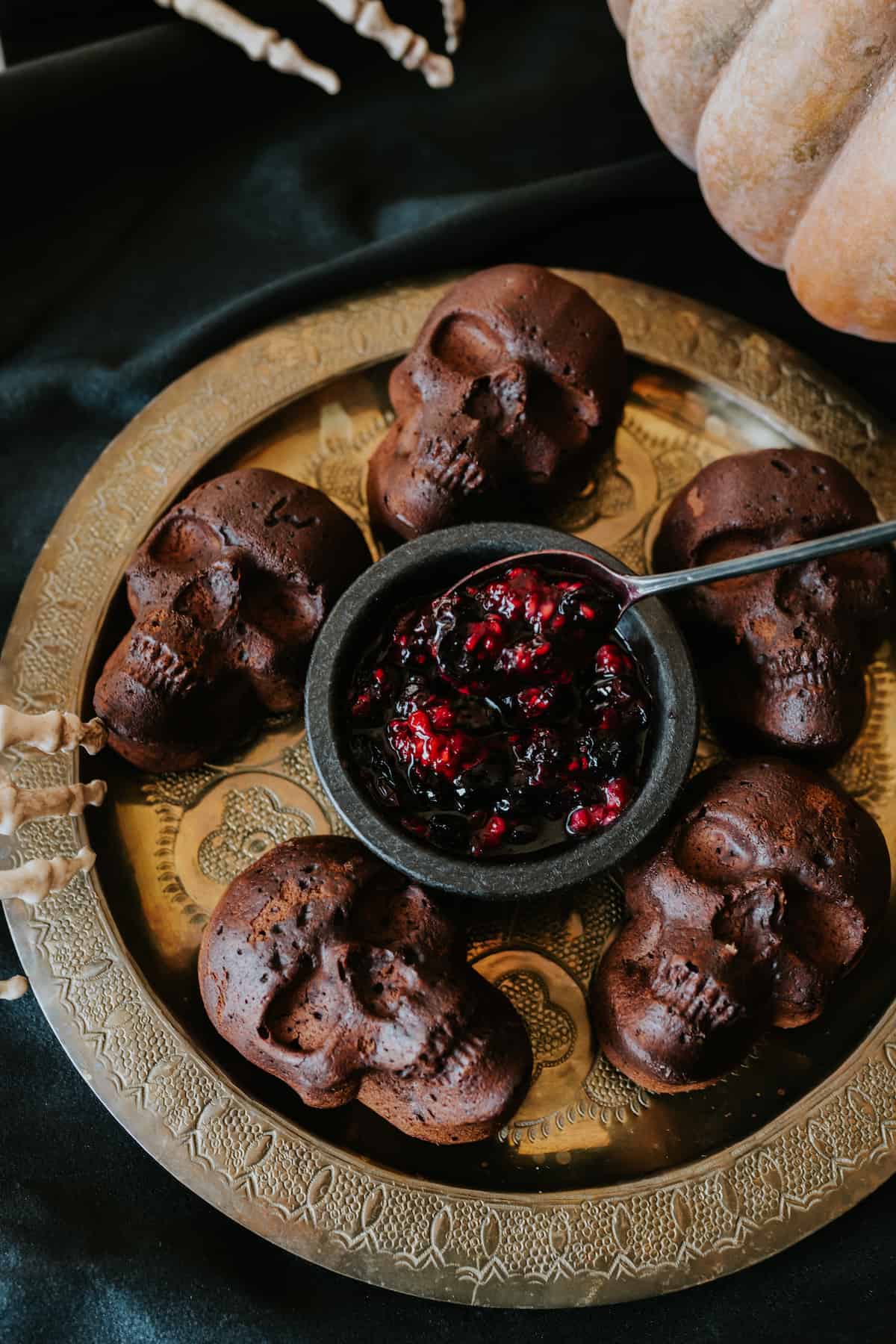 dark chocolate & oreo mini skull cakes