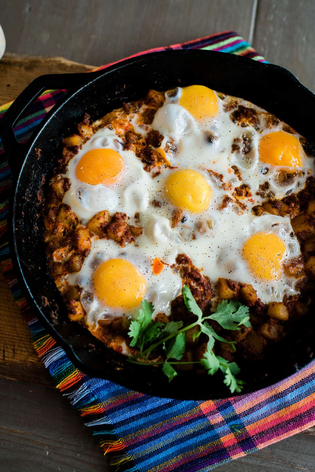 https://muybuenoblog.com/wp-content/uploads/2022/01/baked-eggs-Mexican-one-skillet-breakfast.jpg