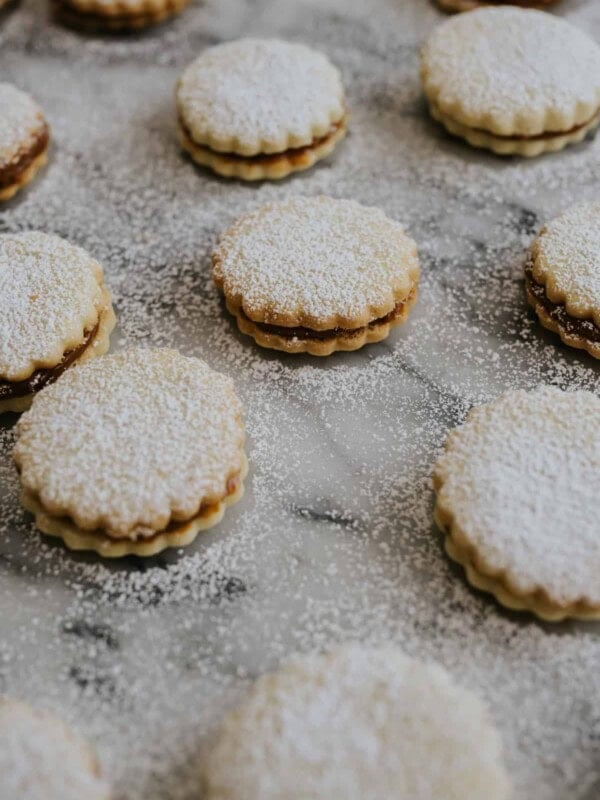 alfajores de maicena sandwich cookies dusted with powdered sugar.