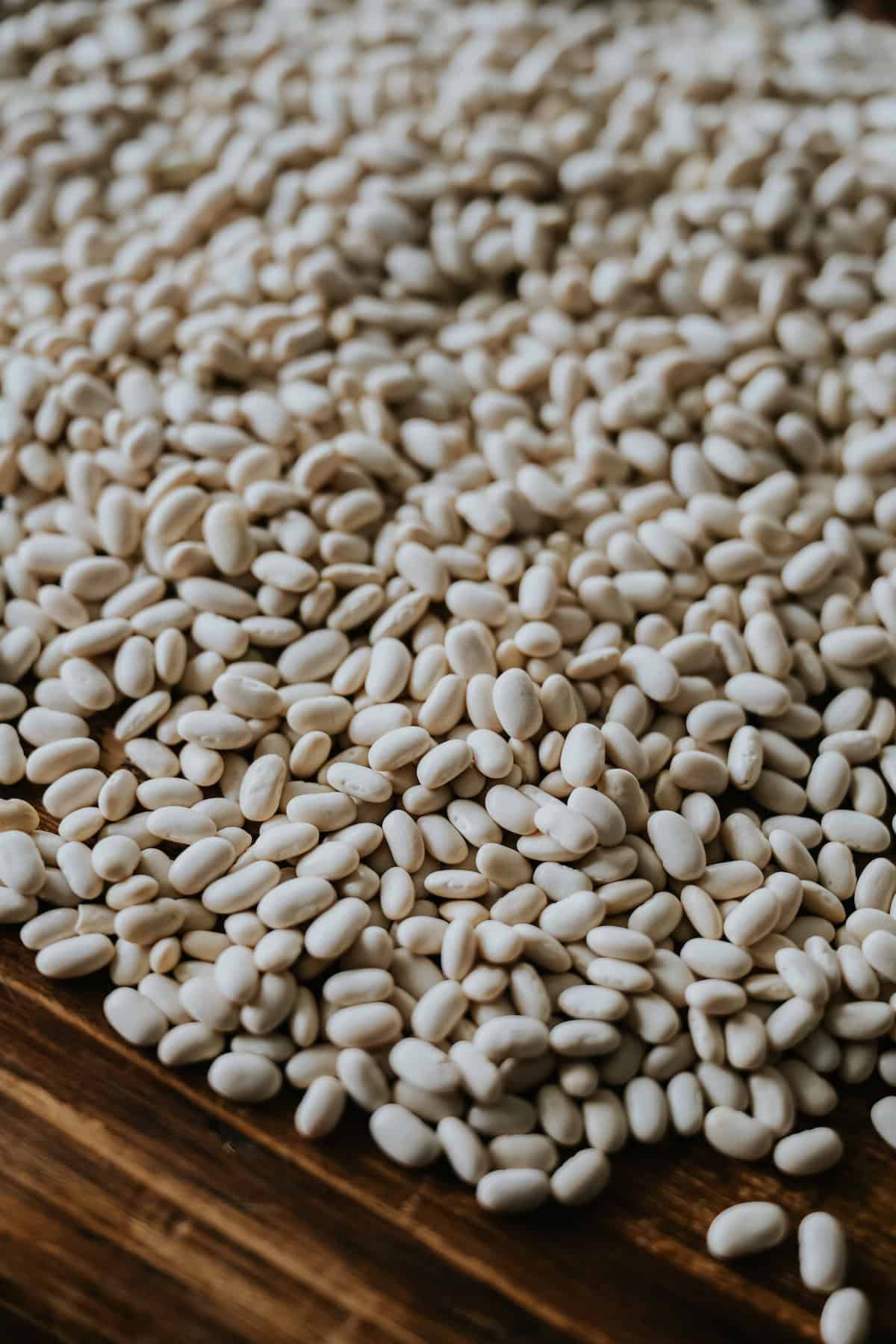 dry chivo blanco beans on a wooden table. 